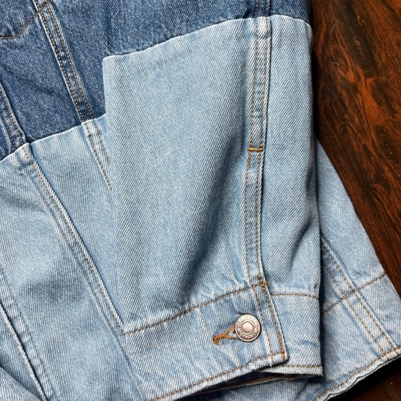 Levi’s Baggy Trucker Two-Tone Denim Jacket - Picture 4 of 8
